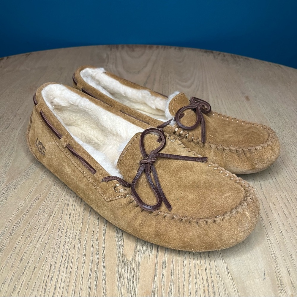UGG Dakota Light Brown Sheepskin Lined Tan Moccasin Slippers Women’s Size 8
